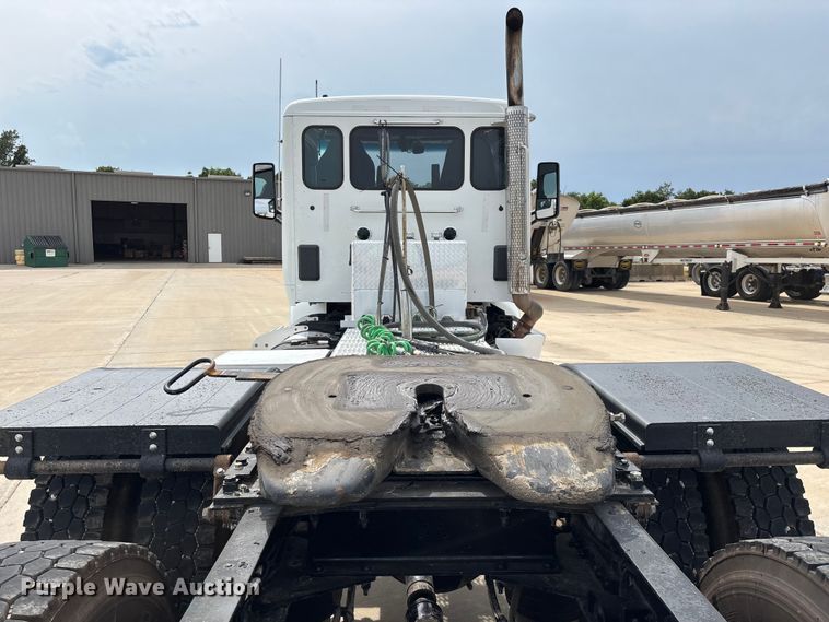 image for item FG0469 2018 Peterbilt 579 semi truck