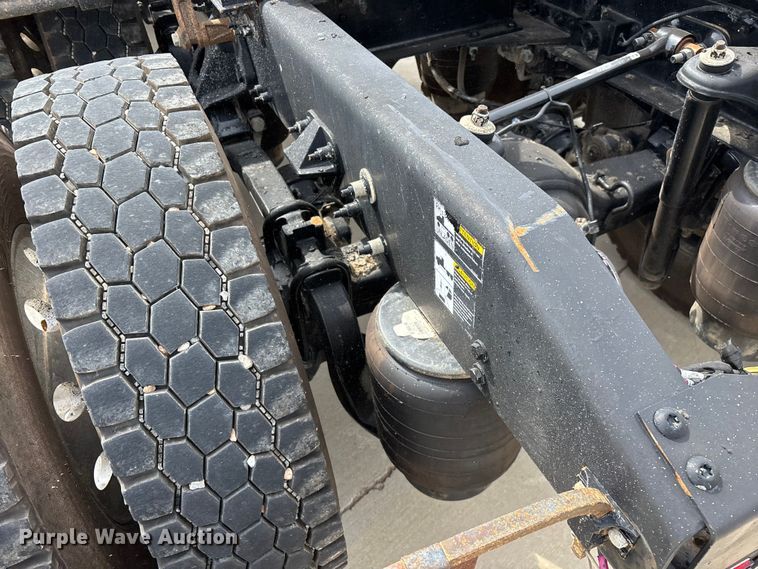 image for item FG0469 2018 Peterbilt 579 semi truck