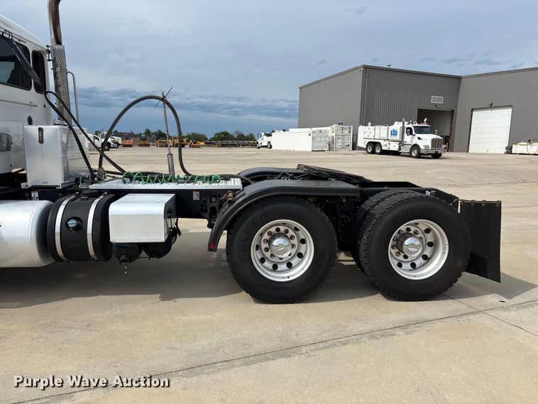 image for item FG0469 2018 Peterbilt 579 semi truck