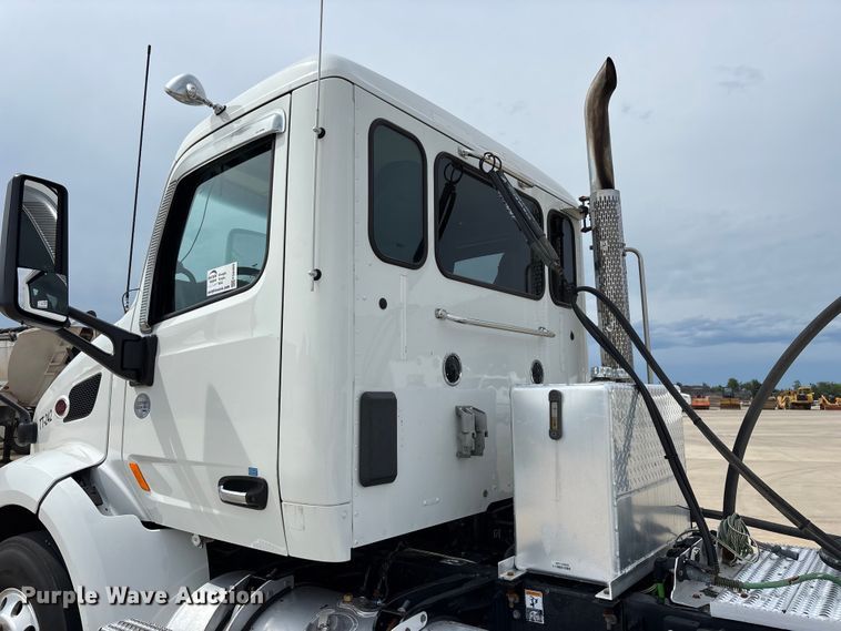 image for item FG0469 2018 Peterbilt 579 semi truck