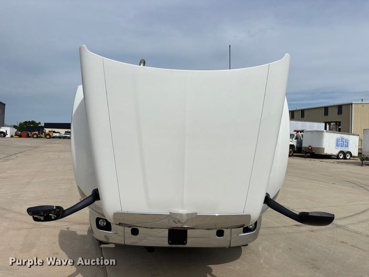 image for item FG0469 2018 Peterbilt 579 semi truck