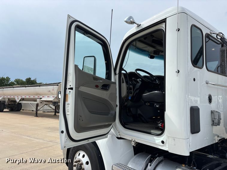 image for item FG0469 2018 Peterbilt 579 semi truck