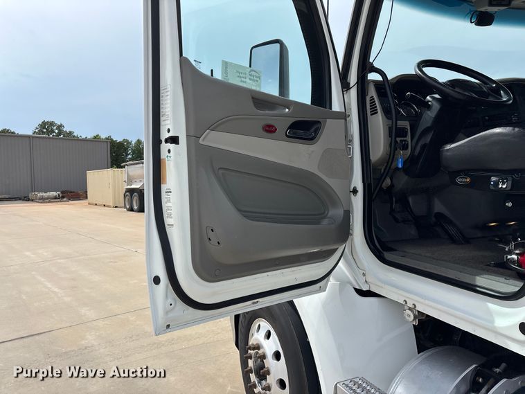 image for item FG0469 2018 Peterbilt 579 semi truck