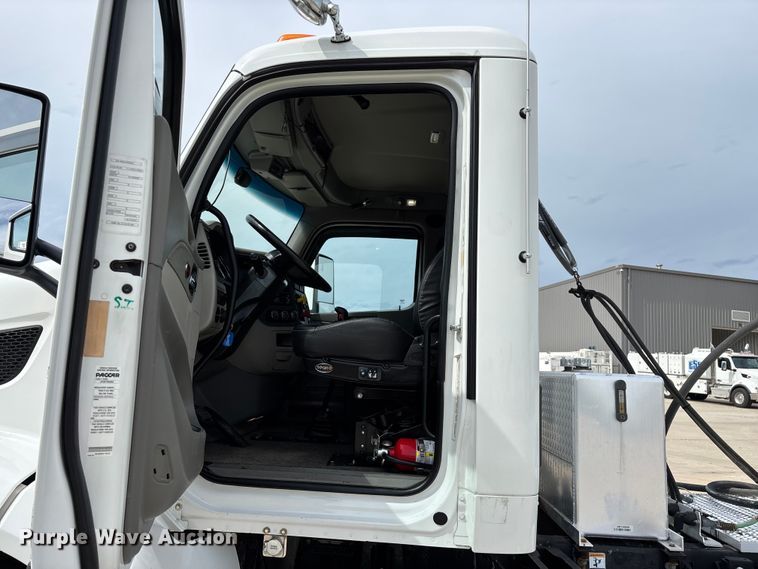 image for item FG0469 2018 Peterbilt 579 semi truck
