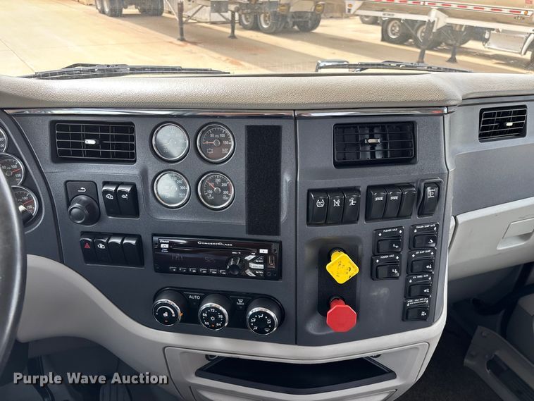 image for item FG0469 2018 Peterbilt 579 semi truck