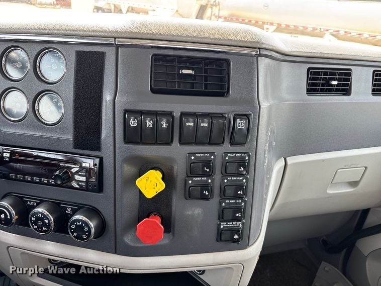 image for item FG0469 2018 Peterbilt 579 semi truck