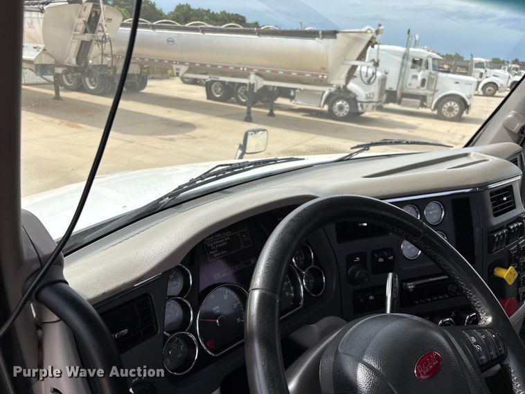 image for item FG0469 2018 Peterbilt 579 semi truck
