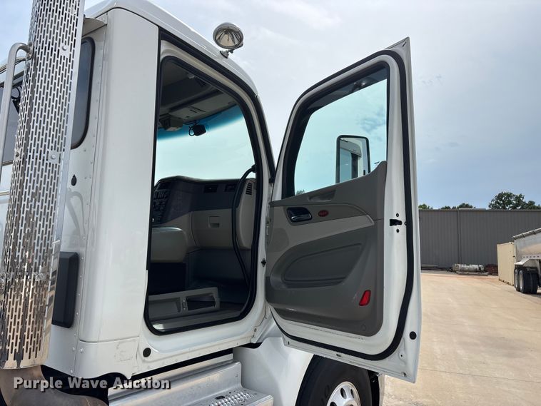 image for item FG0469 2018 Peterbilt 579 semi truck