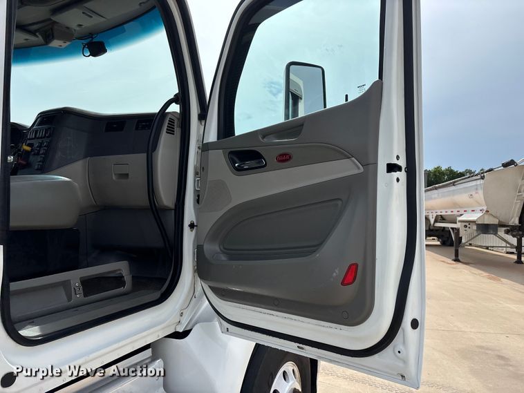 image for item FG0469 2018 Peterbilt 579 semi truck