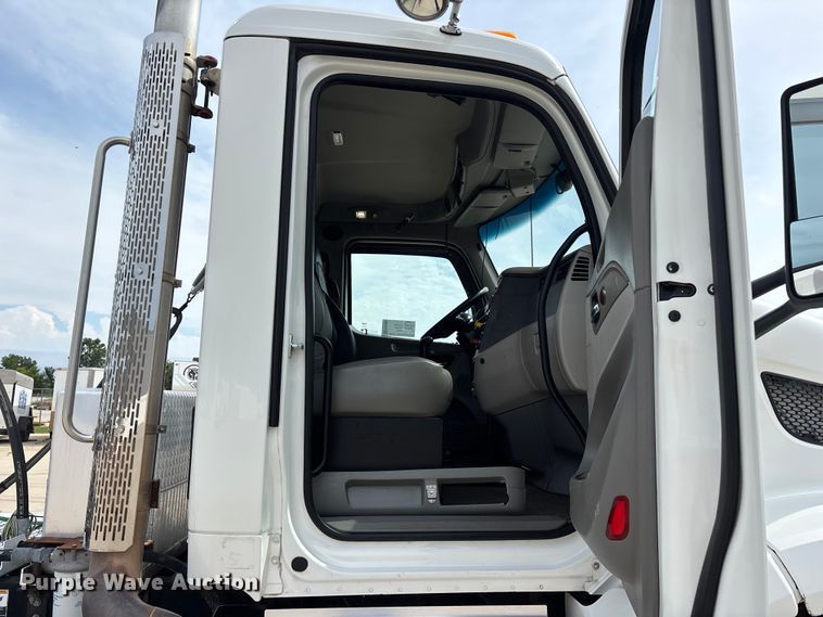 image for item FG0469 2018 Peterbilt 579 semi truck