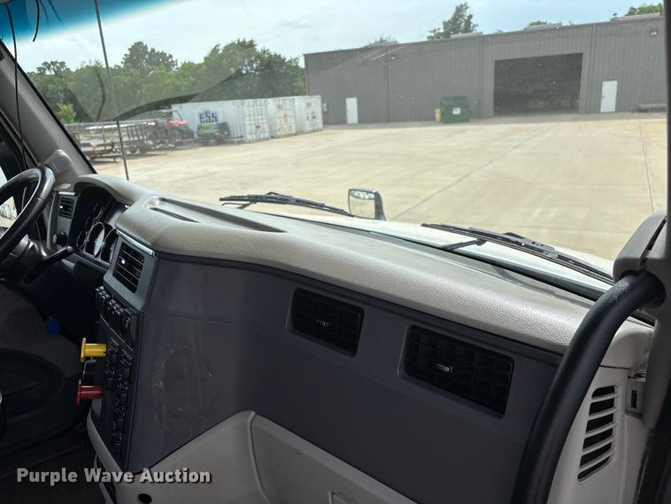 image for item FG0469 2018 Peterbilt 579 semi truck