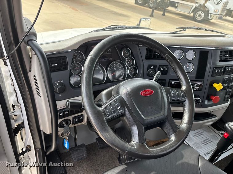 image for item FG0469 2018 Peterbilt 579 semi truck