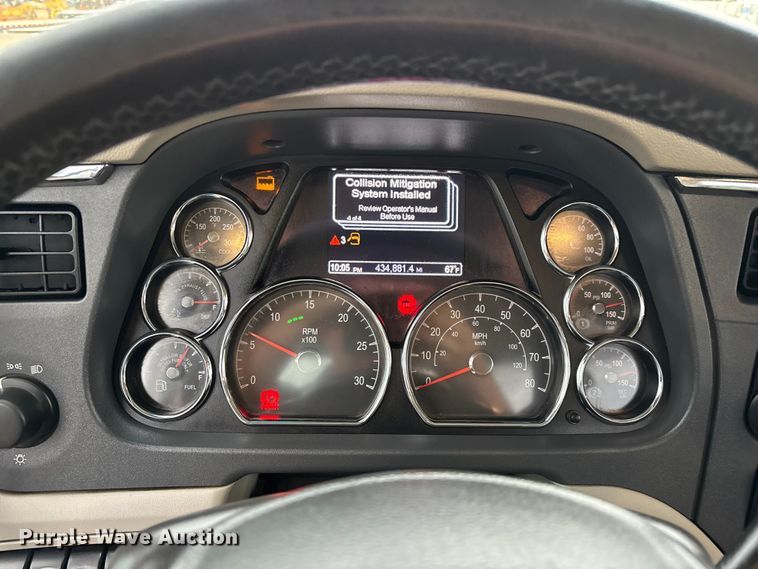 image for item FG0469 2018 Peterbilt 579 semi truck
