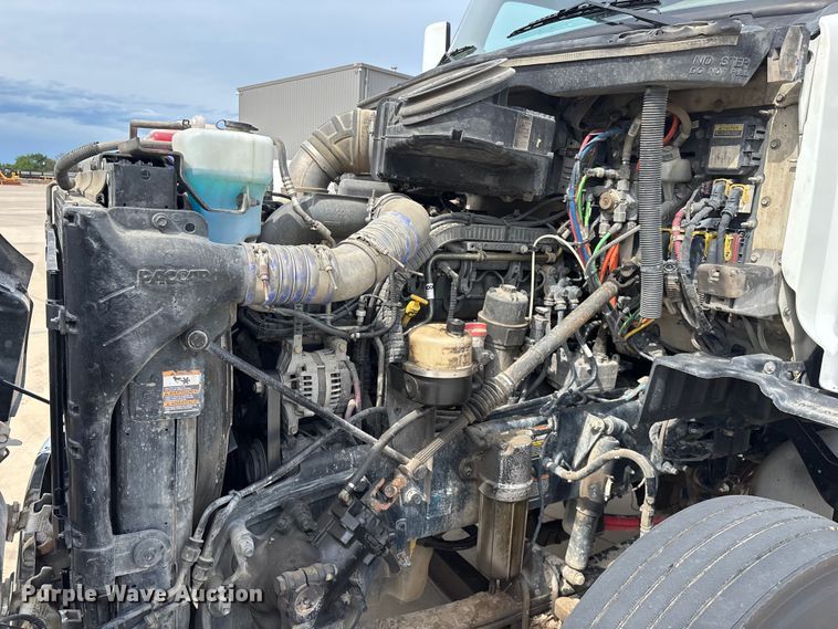 image for item FG0469 2018 Peterbilt 579 semi truck