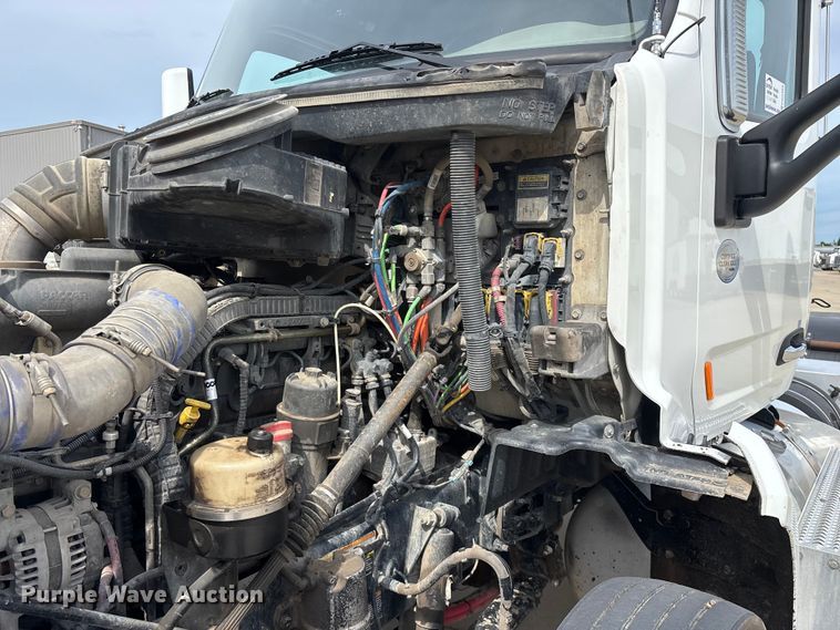 image for item FG0469 2018 Peterbilt 579 semi truck