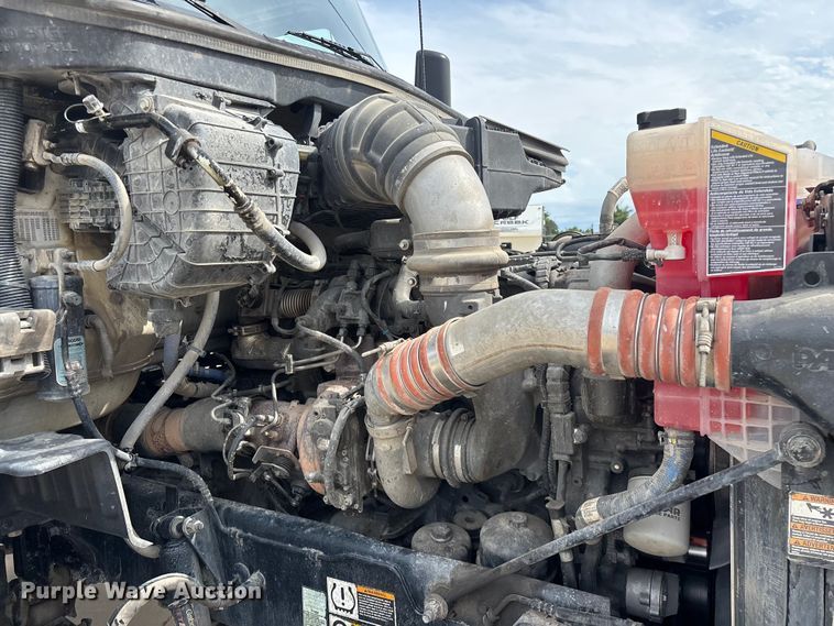 image for item FG0469 2018 Peterbilt 579 semi truck