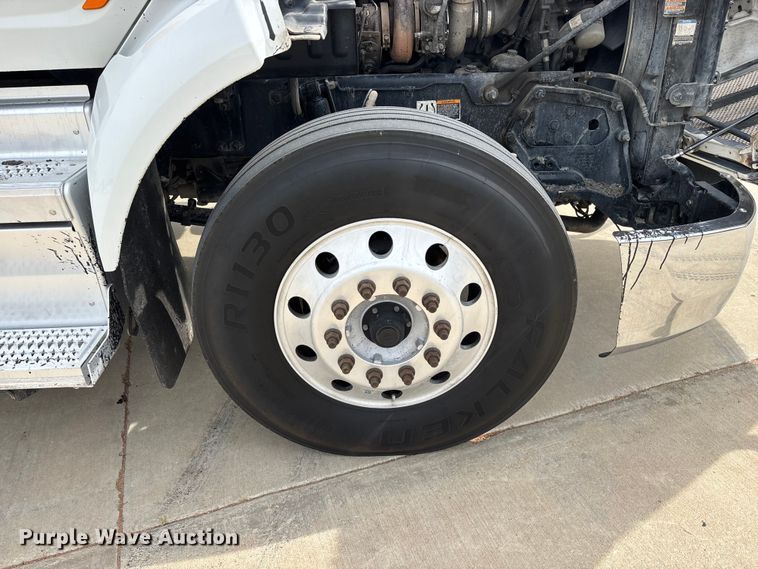 image for item FG0469 2018 Peterbilt 579 semi truck