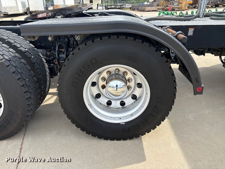 image for item FG0469 2018 Peterbilt 579 semi truck