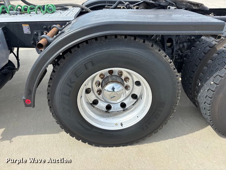 image for item FG0469 2018 Peterbilt 579 semi truck