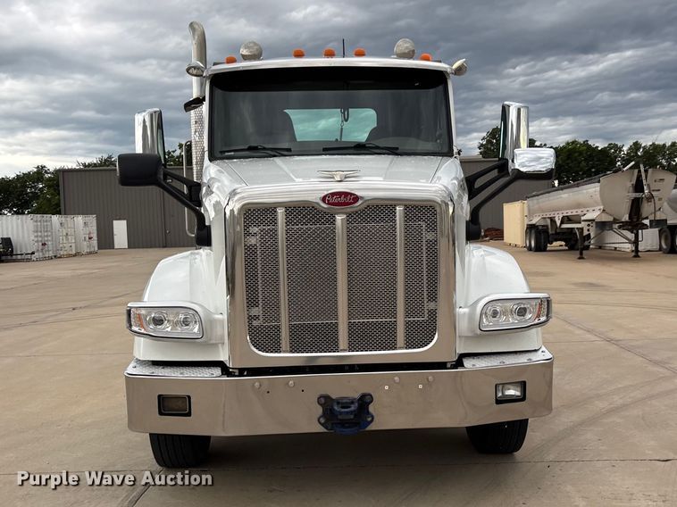 image for item FG0470 2016 Peterbilt 567 semi truck