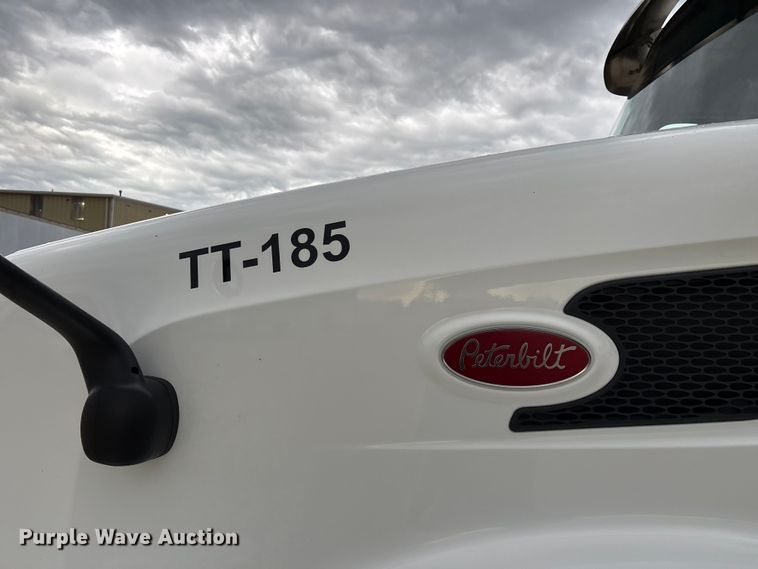 image for item FG0470 2016 Peterbilt 567 semi truck