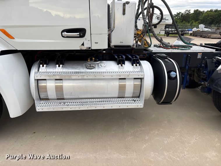 image for item FG0470 2016 Peterbilt 567 semi truck