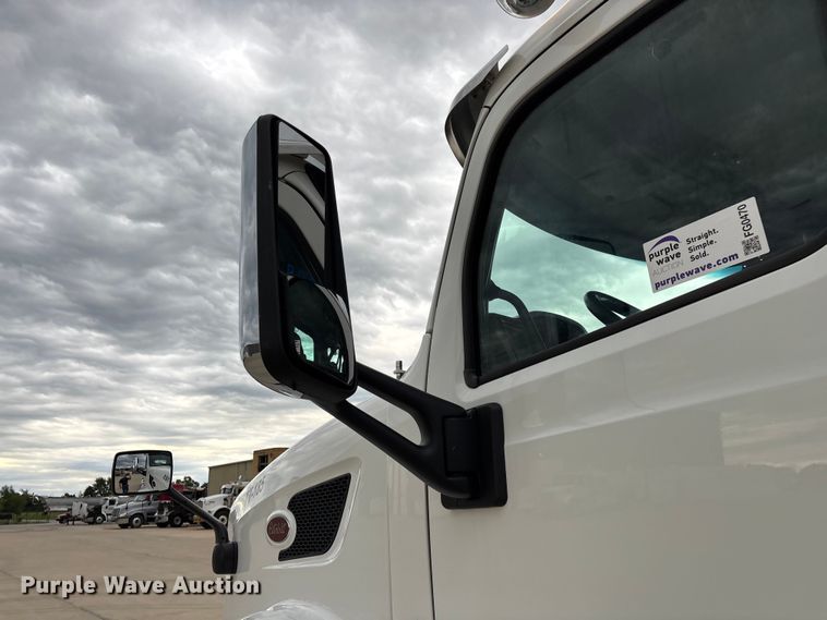 image for item FG0470 2016 Peterbilt 567 semi truck