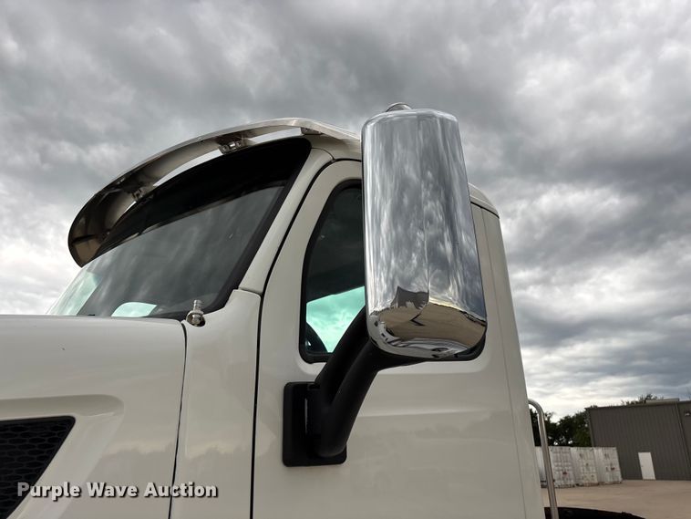 image for item FG0470 2016 Peterbilt 567 semi truck