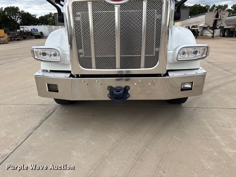 image for item FG0470 2016 Peterbilt 567 semi truck