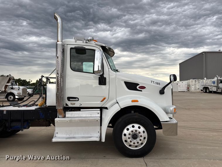 image for item FG0470 2016 Peterbilt 567 semi truck