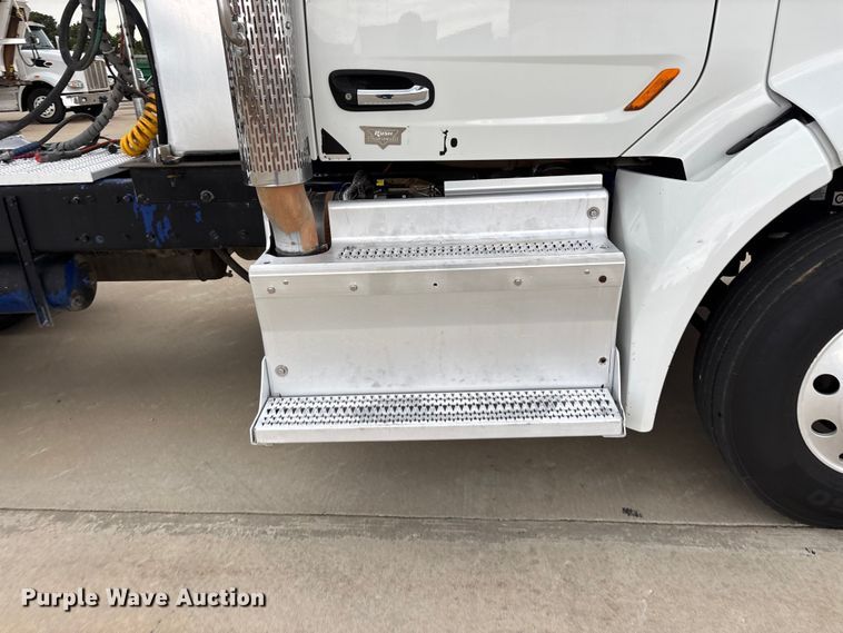 image for item FG0470 2016 Peterbilt 567 semi truck