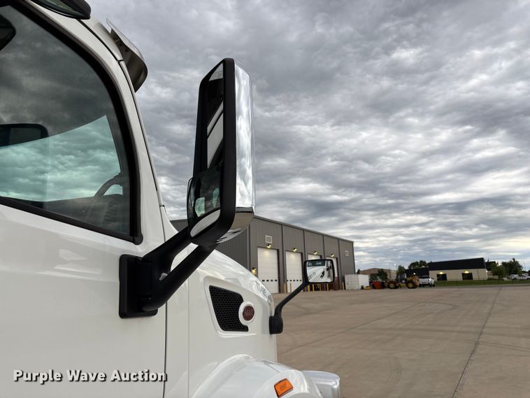 image for item FG0470 2016 Peterbilt 567 semi truck