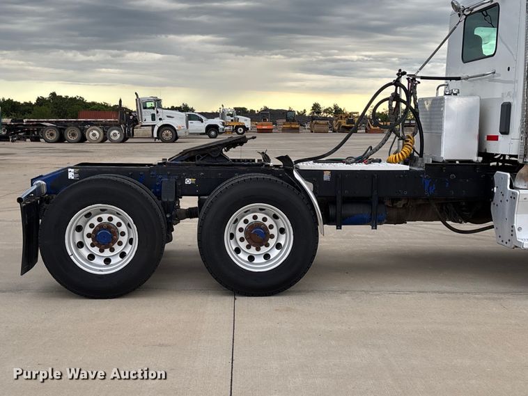 image for item FG0470 2016 Peterbilt 567 semi truck