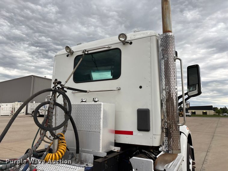image for item FG0470 2016 Peterbilt 567 semi truck