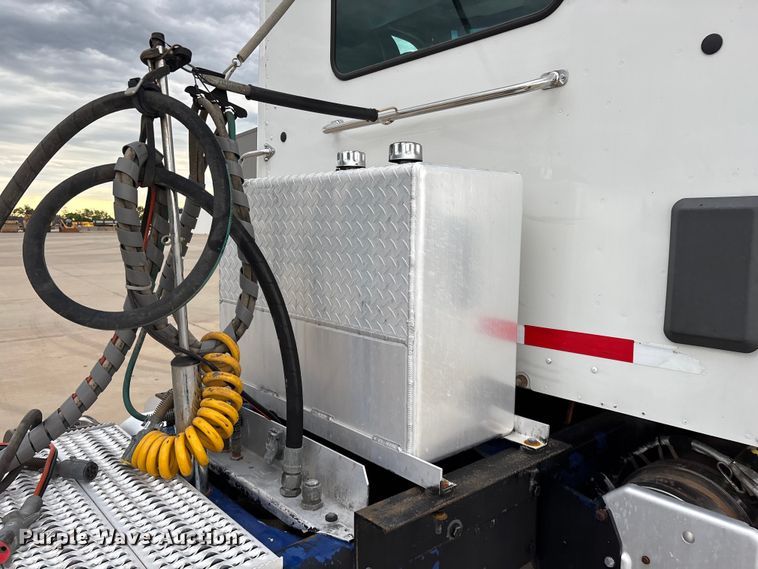 image for item FG0470 2016 Peterbilt 567 semi truck