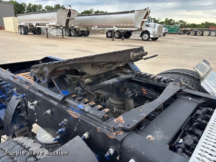 image for item FG0470 2016 Peterbilt 567 semi truck