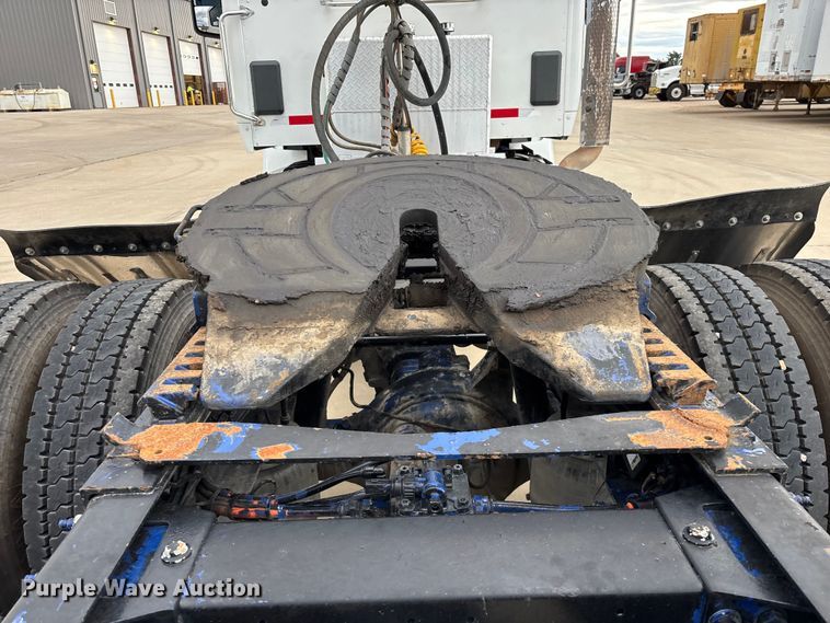 image for item FG0470 2016 Peterbilt 567 semi truck
