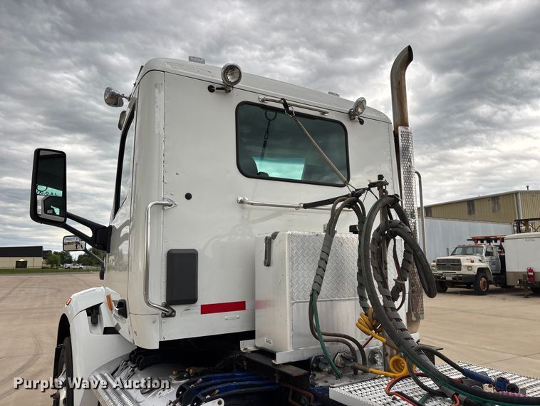 image for item FG0470 2016 Peterbilt 567 semi truck