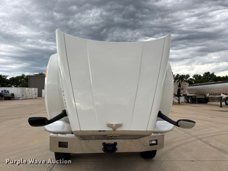 image for item FG0470 2016 Peterbilt 567 semi truck