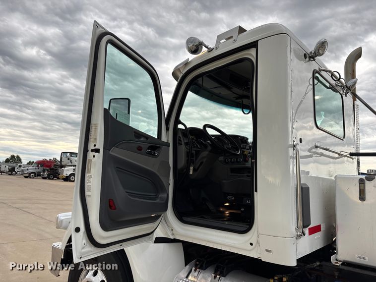 image for item FG0470 2016 Peterbilt 567 semi truck