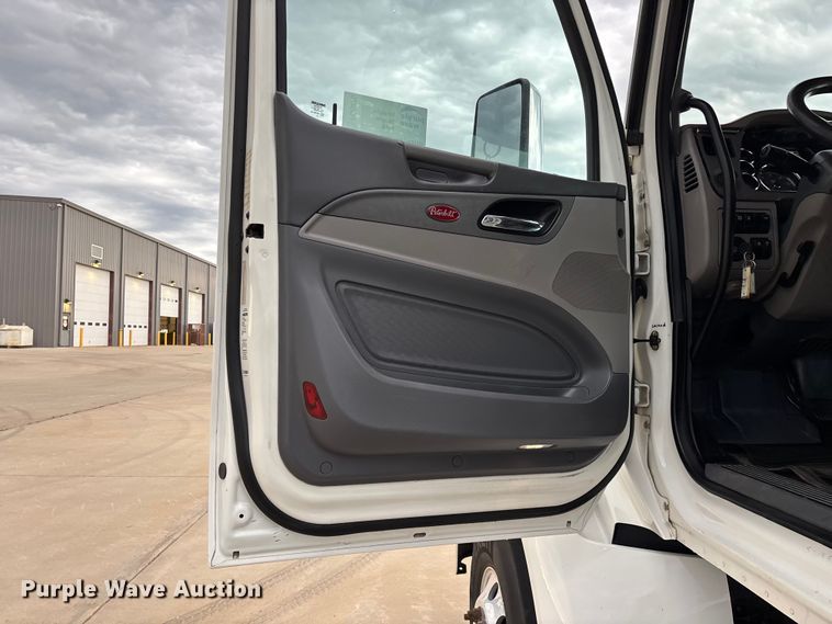 image for item FG0470 2016 Peterbilt 567 semi truck