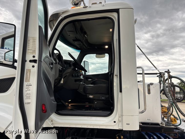image for item FG0470 2016 Peterbilt 567 semi truck
