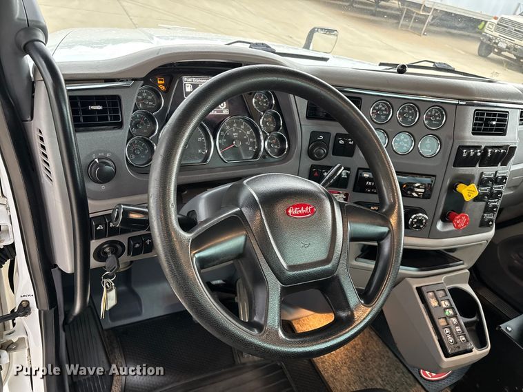 image for item FG0470 2016 Peterbilt 567 semi truck