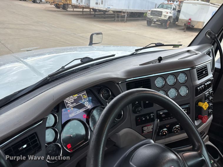 image for item FG0470 2016 Peterbilt 567 semi truck