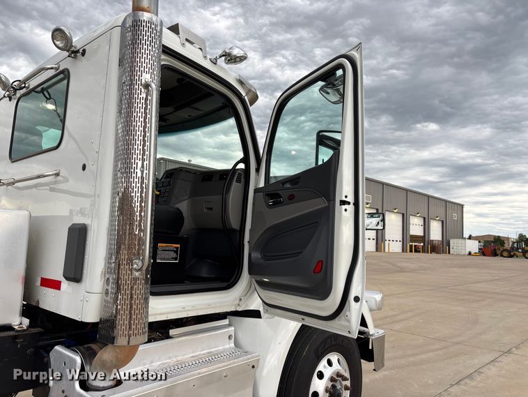 image for item FG0470 2016 Peterbilt 567 semi truck