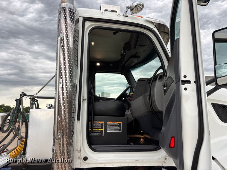 image for item FG0470 2016 Peterbilt 567 semi truck