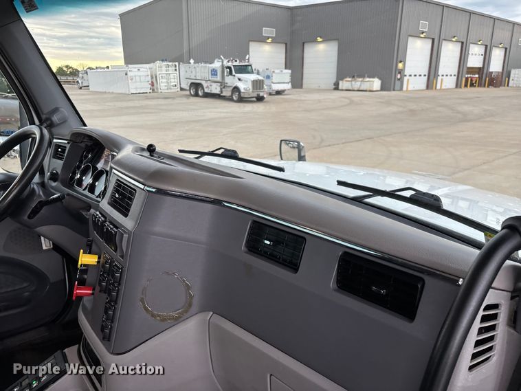 image for item FG0470 2016 Peterbilt 567 semi truck