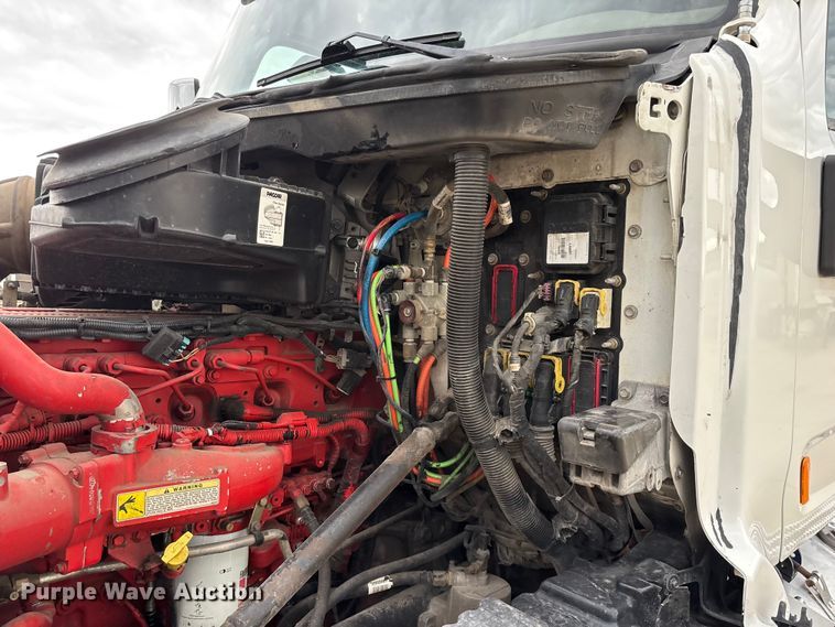 image for item FG0470 2016 Peterbilt 567 semi truck