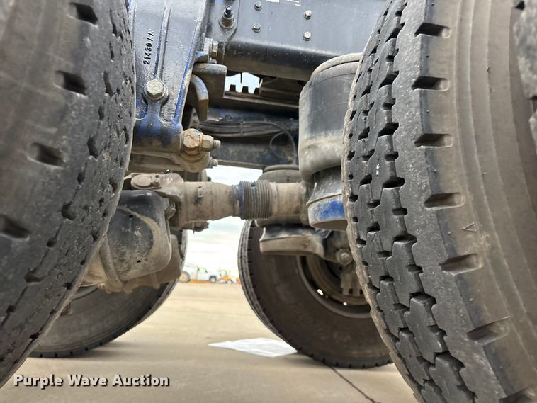 image for item FG0470 2016 Peterbilt 567 semi truck