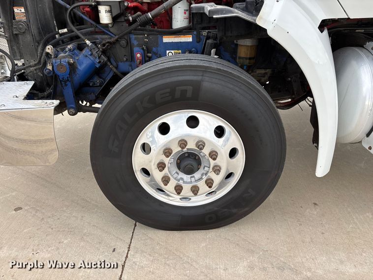 image for item FG0470 2016 Peterbilt 567 semi truck